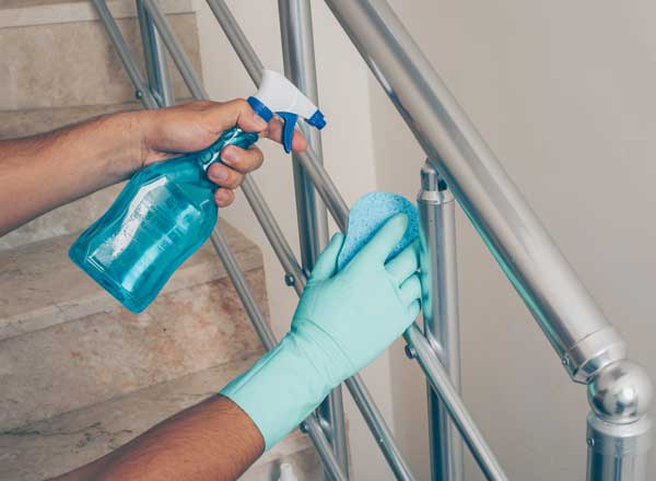 معمولا نرده ها با استفاده از دستمال یا گردگیر پر، به راحتی تمیز می‌ شوند؛ اما گاهی اوقات نرده ها چسبناک می شوند و باید به خوبی تمیز شوند. در چنین مواردی ابتدا باید لوازم و مواد نیاز برای انجام این کار را تهیه کنید و سپس با محلولی که در ادامه طرز تهیه آن را توضیح خواهیم داد، نرده ها را تمیز کنید.ابزار لازم برای نظافت نرده های راه پله گردگیر پر یا دستمال گردگیر معمولی چند تکه پارچه نرم بطری شیشه شوی پلاستیکی سرکه سفید آب لیمو روغن زیتون روغن نباتی روش های رفع کدری و سیاهی نرده استیل از بین بردن لکه های مقاوم و سخت برای تمیز نمودن این لکه ها بهترین راه این می باشد که در ابتدا کمی با آب پاش قسمت دارای لکه را مرطوب کنید. سپس روی لکه را با مخلوط جوش شیرین و نمک بپوشانید. پس از گذشت 15 دقیقه محل مورد نظر را آبکشی کنید. در صورت لزوم تا چند بار این عمل را انجام بدهید. مطمئن شوید که حتما این لکه ها رفع می شوند. پاک کردن لکه با آرد آرد سفید نقش لایه بردار قوی را ایفا می کند. برای این کار باید وسیله استیلی که می خواهید تمیز کنید خشک خشک باشد. پس از اینکه از خشک بودن آن مطمئن شدید کمی آرد را روی وسیله مورد نظر بپاشید و آن را پوشش دهید. پس از 30 دقیقه آرد را از محل مورد نظر جمع کنید و سپس بشویید. از براق کننده های طبیعی به جای استفاده کردن از براق کننده های قوی می توانید از تمیر کننده های طبیعی استفاده کنید. جرم گیرهای قوی باعث ایجاد لکه های سیاه و یا زرد بر روی استیل می شوند. بهترین براق کننده ها برای لوله استیل، نرده استیل، حفاظ استیل و دیگر محصولات استیل، جوش شیرین و سرکه سفید می باشد. تمیز کردن نرده راه پله برای این کار کافی است که کمی سرکه سفید را به صورت اسپری روی وسیله مورد نظر بپاشید و با پارچه آن را پاک کنید. اسید موجود در سرکه باعث تمیز شدن استیل می شود. برای براق کردن آن می توانید کمی روغن از هر نوعی را بر روی پارچه ای نرم بریزید و آن را روی سطح مورد نظر بکشید. از پولیش استفاده کنید برای تمیز کردن نرده استیل و یا دیگر وسایل استیل، از پولیش نرم می توانید استفاده کنید. استفاده از اسکاچ و وسایل تمیز کننده زبر باعث ایجاد خش و لک در روی سطح نرده استیل می شود. با این کار می توانید وسیله استیل را مشابه روز اول کنید. روش نظافت نرده راه پله ها ابتدا باید ببینید نرده ها نیازمند چه میزان نظافت هستند؛ اگر فقط گرد و خاک روی آنها نشسته باشد، طبیعتا با گردگیری ساده پاک می شوند؛ اما اگر چسبناک باشند و چندین لایه از ذرات کثیف روی نرده ها ایجاد شده باشد، باید از روش دیگری برای پاک کردن نرده ها استفاده کنید. تميز كردن پنجره دوجداره با این ترفند خیلی راحته ! چنانچه نرده های راه پله چسبناک هستند و کثیفی ها ظاهر آن را زشت کرده است، ابتدا دو فنجان آب را با یک فنجان سرکه سفید ترکیب کنید و پس از ریختن محلول در بطری شیشه شوی، آن را روی نرده اسپری کنید و اجازه دهید محلول یک یا چند دقیقه روی نرده باقی بماند و در پایان با یک دستمال نرم محلول را پاک کنید. در حین نظافت راه پله از چند دستمال استفاده کنید و این کار را آنقدر تکرار کنید که حالت چسبندگی نرده ها از بین برود و هیچ گونه کثیفی روی دستمال ها مشاهده نشود. اگر نرده راه پله های شما چوبی است برای براق کردن و جلوگیری از خشک شدن آنها می توانید پس از تمیز کردن آن ها، چند قطره روغن زیتون یا روغن نباتی روی یک دستمال بریزید و دستمال را به آرامی روی نرده ها بکشید. راه پله های چسبناک در صورتی که نرده های راه پله فقط چسبناک هستند و کثیفی زیادی روی آن ها مشاهده نمی شود، ابتدا باید گرد و خاک روی نرده ها را پاک کنید و سپس یک فنجان روغن زیتون را با یک و نیم فنجان آب لیمو ترکیب کرده و پس از اینکه محلول را به آرامی تکان دادید، در یک بطری شیشه شوی ریخته و مقداری از آن را روی نرده ها اسپری کنید و در پایان هم محلول را با یک دستمال به آرامی پاک کنید. اگر چند بار این کار را انجام دهید، چسبندگی نرده ها کاملا از بین خواهد رفت. این کار هم چسبندگی نرده ها را از بین می برد و هم آنها را براق می کند. لازم به ذکر است آب لیمو علاوه بر از بین بردن چسبندگی، خاصیت میکروب زدایی هم دارد. اگر تنها کمی گرد و خاک روی نرده ها نشسته است، بهتر است پس از گردگیری آن، یک فنجان روغن نباتی را با دو قاشق چای خوری سرکه سفید ترکیب کرده و پس از ریختن محلول در یک بطری شیشه شوی، مقداری از آن را اسپری کنید و محلول را با یک دستمال نرم پاک کنید. میزان تمیز کردن راه پله نرده راه پله ها بسته به میزانی که مورد استفاده قرار می گیرند، باید تمیز شوند؛ قطعا نرده راه پله های مکان هایی که زیاد استفاده نمی شود نسبت به نرده راه پله هایی که نزدیک آشپزخانه هستند یا نرده راه پله های بین طبقات یک خانه بیشتر کثیف می شوند. توصیه می کنیم هنگام نظافت راه پله به نظافت نرده ها توجه ویژه ای کنید؛ زیرا با انجام این کار هم از ظاهر زیبای آنها لذت می برید و هم دستان شما دیگر با میکروب های مختلف تماس پیدا نمی کنند. نظافت راه پله های چوبی داخلی راه پله های چوبی مقاومت بالا و ظاهر زیبایی دارند، اما نسبت به راه پله های فلزی نیازمند مراقبت و توجه بیشتری هستند. قبلا در مورد کاربرد نرده چوبی با شما صحبت کردیم. تمیز کردن نرده راه پله برای نظافت راه پله های چوبی ابتدا باید خاک و گرد و غبار آن ها را از بالا به پایین با جاروی دستی یا جارو برقی پاک کنید. پس از آنکه راه پله را به خوبی جارو کردید، ابتدا سطح پله ها را با یک اسفنج مرطوب پاک کنید و سپس باید آنها را سریع با یک تکه پارچه نرم پاک کنید؛ زیرا ممکن است قطرات آب یا آب باقیمانده در قسمت‌ های خیس، جذب چوب شود. در مرحله بعدی از یک محلول صابونی ملایم برای تمیز کردن راه پله ها استفاده کنید. قبل از مصرف محلول مطمئن شوید که محلول مورد نظر مختص نظافت سطوح چوبی سخت است و دستورالعمل‌ های ذکر شده روی بسته محلول را نیز به دقت انجام دهید. پس از استفاده از محلول آن را با یک تکه پارچه مرطوب یا با استفاده از طی پاک کنید و در پایان پله ‌ها را با یک پارچه نرم خشک کنید. 8 غذای مناسب ماهی قرمز برای طول عمر بیشتر آن نظافت راه پله های چوبی خارجی اگر به درستی از این راه پله ها محافظت کنیم، می توانند تا سال ها زیبا و سالم باقی بمانند؛ اما عواملی طبیعی می توانند آسیب زیادی به این راه پله ها وارد کنند و باعث شکستگی یا پوسیدگی آنها شوند. از سوی دیگر گرما و رطوبت نیز باعث رشد جلبک یا کپک زدگی آن‌ها می‌شود. توصیه می کنیم برای جلوگیری از این آسیب ها حداقل سالی یک بار این راه پله ها را تمیز کنید. برای تمیز کردن این راه پله ها ابتدا باید آنها را خوب جارو بزنید و با سپس با یک دستگاه شست و شوی فشار قوی آن ها را بشویید تا گرد و خاک و کثیفی ها از شکاف ها خارج شود. در مرحله بعد سطح پله‌ ها و پاگردها را با یک محلول پاک کننده سطوح چوبی و یک پرس یا قلموی نرم یا طی نرم تمیز کنید و پس از آن که همه قسمت های راه پله را با این محلول تمیز کردید، آن را با یک دستگاه های شستشوی فشار قوی بشویید و برای خشک شدن آن ۳۶ تا ۴۸ ساعت منتظر بمانید؛ البته قبل از تمیز کردن تمام قسمت های راه پله با محلول، ابتدا آن را روی قسمت کوچکی از راه پله امتحان کنید و دستورالعمل های نوشته شده روی آن را به دقت انجام دهید. در پایان هم مقداری بتونه ضد آب روی پله ها قرار دهید. استفاده از این ماده باعث محافظت راه پله در برابر آب، عدم نفوذ آب به آن و حفظ سلامت آن برای سال ‌ها می ‌شود. چطور نرده چوبی را تمیز کنیم؟ شوینده های مختلفی برای تمیز کردن این نوع نرده ها در بازار موجود است. اما اگر می خواهید در صرف هزینه صرفه جویی کنید بهتر است تا از مواد خانگی برای تمیز کردن نرده ها استفاده کرده و به طور طبیعی این کار را انجام دهید. سرکه سرکه یکی از ارزان ترین موادی است که در هر خانه ایی بافت می شود و برای تمیز کردن ضد عفونی کردن سطوح بسیار مناسب است علاوه بر این که استفاده از آن آسیبی به سطوح چوبی وارد نمی کند و باعث پوسیده شدن آن نمی شود. می توانید توی یک بطری اسپری کننده دو لیوان آب و یک لیوان سرکه سفید بریزین. خود تکان دهید تا به خوبی باهم مخلوط شوند. هر جایی از نرده که احساس کردید نیاز به تمیز شدن و ضد عفونی شدن داشت را اسپری کنید سپس با یک دستمال تمیز آن قسمت را پاک کنید. بهتر است قبل از استفاده از محلول اب و سرکه نرده چوبی را گرد گیری کرده سپس این کار را انجام دهید. روغن زیتون و آبلیمو ترکیب این دو ماده با هم هم باعث ضد عفونی شدن و تمیز شدن سطح چوبی می شود و هم باعث شفافیت و رطوبت چوب. می توانیم نصف لیوان آبلیمو را با یک لیوان روغن زیتون در یک شیشه اسپری کننده مخلوط کرده سپس به سطح مورد نظرتان اسپری کنید. با اینکار نرده شما جلوه بسیار زیبا تری پیدا خواهد کرد. تمیز کردن نرده راه پله نکات مهم تمیز کردن راه پله‌ها و نظافت آن راه پله‌ها را مرتب کنید در نظافت راه پله هم مثل نظافت اتاق‌ها اولین کاری که باید انجام دهید مرتب کردن است. درباره راه پله هم این موضوع صدق می‌کند. در صورتی که روی پلکان اسباب بازی، لباس کثیف، وسایل و چیزهای دیگر دیده می‌شود فوری آن را بردارید. جمع کردن چیزهای اضافه از روی پلکان نه تنها تمیز کردنش را راحت‌تر می‌کند، بلکه می‌تواند خطرناک باشد. چون ممکن است باعث سر خوردن شما از روی پلکان شود یا حتی به جراحت و مرگ بینجامد. برای جلوگیری از این اتفاقات باید همه چیز را از روی پلکان بردارید و بعد تمیز کاری را شروع کنید. نرده راه پله را تمیز کنید مهم‌ترین چیزی که در نظافت پلکان معمولاً فراموش می‌کنیم تمیز کردن نرده‌هاست. بیشتر مردم پلکان را تمیز می‌کنند و آنقدر خسته می‌شوند که دیگر نرده‌ها را فراموش می‌کنند. روش ساخت شوینده طبیعی خانگی طبيعی و ارگانيک ؛ این مواد بی خطر را جایگزین شوینده شیمیایی کنید در حالی که بیشتر وقت‌ها نرده‌ها چسبنده و آلوده هستند، یا گرد و خاک زیادی روی آن‌ها می‌نشیند. برای تمیز کردن نرده‌ها به برس نیاز نیست و دستمال می‌تواند کافی باشد. چون برس ممکن است روی نرده خط و خش ایجاد کند. با محلول سرکه و آب گرد و خاک روی نرده را تمیز کنید. بیش از یک بار در هفته راه پله را جاروبرقی کنید بعضی از پلکان‌ها موکت کاری شده‌اند، در این باره باید این راه پله‌ها را جاروبرقی کنید تا گرد و خاک روی آن برود. برای این منظور می‌توانید از جاروبرقی یا جارو استفاده کنید. اما راه پله حتماً باید جاروبرقی شود تا هیچ گرد و خاکی روی آن نماند. یادتان باشد که جاروبرقی ابزار مخصوصی دارد که با کمک آن می‌توانید گوشه و کنار پلکان را خوب تمیز کنید. بنابراین برای تمیز کردن راه پله باید با قطعات جارو تمام کنج و کنار آن را تمیز کنید و بعد قسمت عریض راه پله را تمیز کنید. هرازگاهی راه پله را تی بکشید وقتی می‌خواهید پلکان را خوب تمیز کنید و تمیز کاری جدی داشته باشید باید کف را تی بکشید. این کار بیشتر در خانه تکانی‌های بهاره دیده می‌شود. اگر موکت روی پلکان برداشته می‌شود می‌توانید آن را بردارید و بشویید. بعد پلکان بدون روکش را خوب تی بکشید تا هیچ لکه‌ای روی آن نماند. تی کشیدن برای تمیز کردن لکه‌های سرسخت عالی است. پس همانطور که کفپوش خانه، میز آشپزخانه، پیشخوان و سطوح دیگر را تمیز می‌کنید راه پله را هم تی بکشید تا محیط تمیز و عاری از باکتری داشته باشید. تمیز کردن نرده راه پله بین پله‌ها را فراموش نکنید در تمیز کردن راه پله‌های خانه معمولاً فاصله بین پله‌ها فراموش می‌شود. فرقی نمی‌کند چقدر راه پله‌ها را تمیز می‌کنید، چون اگر فضای بین پلکان تمیز نشود این قسمت همیشه گرد و خاک را به خود جذب می‌کند و پله و خانه‌تان را کثیف نشان می‌دهد. برای این که این قسمت را تمیز و براق کنید اول به آن قسمت اسپری چند منظوره بزنید و با دستمال تمیز کنید. در این صورت پلکانی تمیز و عاری از گرد و خاک خواهید داشت. یادتان نرود که پلکان چوبی است بیشتر پلکان‌ها از جنس چوب هستند و آب و رطوبت می‌تواند به آن آسیب برساند. بنابراین حین تمیز کردن آن باید مراقب باشید تا پلکان چوبی‌تان آسیب نبیند. پس میزان استفاده از آب را کاهش دهید. در صورتی که مجبور هستید از آب استفاده کنید حتماً راه پله را خوب خشک کنید تا اثر نم و رطوبت روی آن نماند. حین تمیز کردن پلکان و کفپوش چوبی اصلاً از شوینده‌های معمولی فرش و مبلمان استفاده نکنید چون می‌تواند کف را لغزنده کرده و به آن آسیب برساند. محلول آب و سرکه می‌تواند برای تمیز کردن کفپوش چوبی مناسب باشد. تمیز کردن راه پله‌ها را تمام کنید هر چقدر بیشتر پلکان را تمیز کنید، پلکان شما تمیزتر و براق‌تر می‌شود، اما این کار می‌تواند به پلکان یا روکش آن هم آسیب برساند. هرازگاهی پلکان را خوب تمیز کنید، تی بکشید و نرده‌های آن را هم خوب برق بیندازید. یکی از راه‌های زیباتر کردن پلکان روکش زدن به آن است. برای این منظور اول رنگ قبلی را بتراشید تا کنده شود. بعد سطح را سنباده بکشید تا آماده جذب رنگ جدید باشد. قبل از رنگ کاری جدید می‌توانید از نرم کننده چوب استفاده کنید تا رنگ تازه خوب جذب شود. رنگ مورد علاقه خود را بزنید و بگذارید 10 تا 15 دقیقه بماند و خوب خشک شود. اگر قرار است رنگ پررنگ‌تر شود چند لایه بیشتر بزنید. بین هر لایه رنگ منتظر شوید تا خشک شود. تمیز کردن نرده راه پله سخن آخر شاید تمیز کردن راه پله کار سخت و زمانبری باشد، اما در بلندمدت نتیجه می‌دهد. با یادگیری چند ترفند تازه می‌توانید نرده‌های زیباتر و تمیزتری داشته باشید.