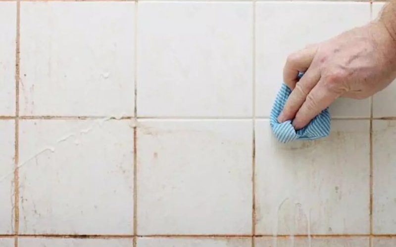پاک‌ کردن کپک از روی دیوار حمام